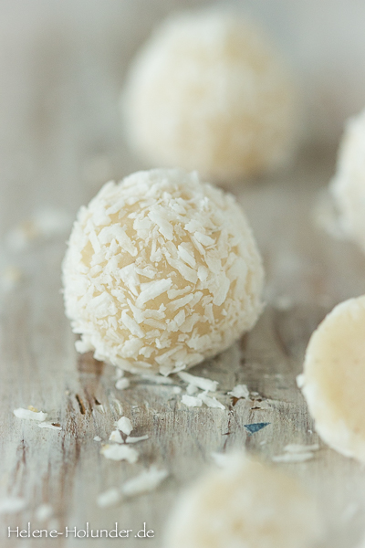 Kokospralinen, vegan und eine Dame mit Hut! - Helene Holunder Kokospralinen, vegan und eine Dame mit Hut! - Helene Holunder