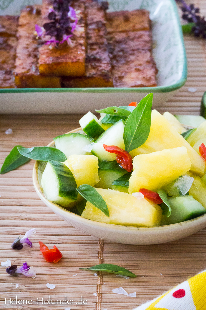 Ananas-Gurken-Salat mit mariniertem Tempeh - Helene Holunder