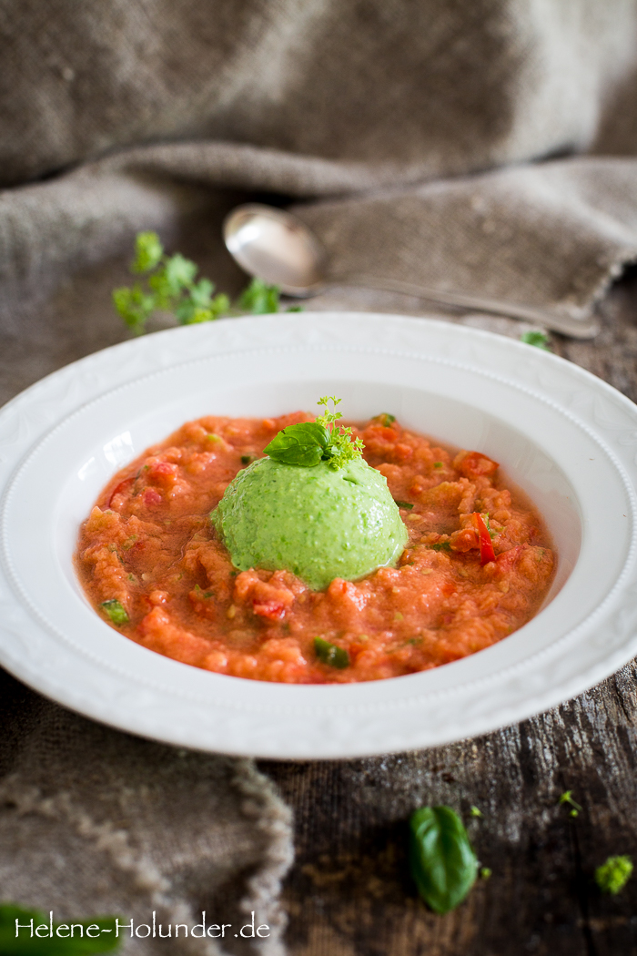 Erbsen Basilikum Eis mit frischem Tomatensugo - Helene Holunder Erbsen Basilikum Eis mit frischem Tomatensugo - Helene Holunder