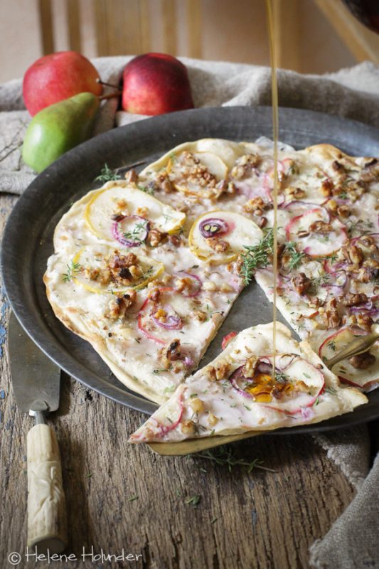 Flammkuchen mit Birne, Apfel und Walnüssen. Helene Holunder