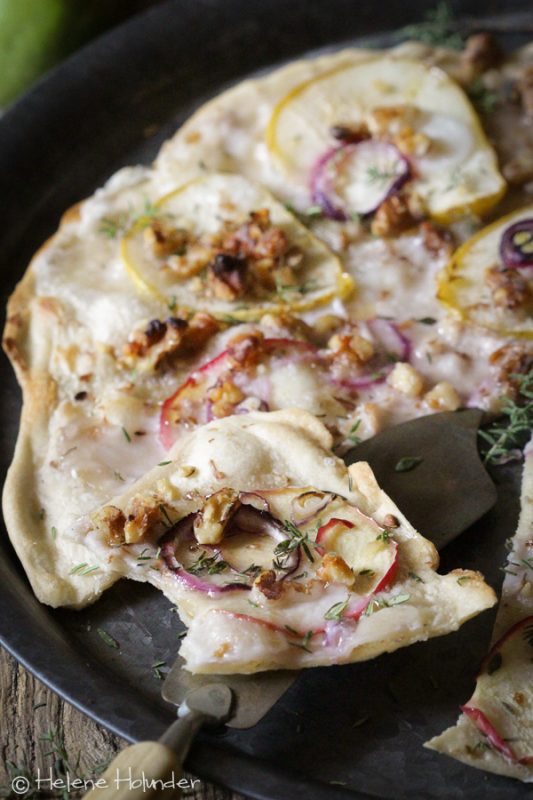 Flammkuchen mit Birne, Apfel und Walnüssen. Helene Holunder