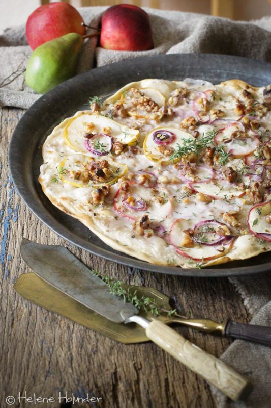 Flammkuchen mit Birne, Apfel und Walnüssen. Helene Holunder
