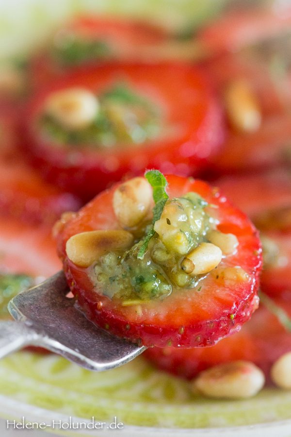 Erdbeersalat mit Minz Pesto - Helene Holunder